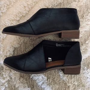 Target Universal Thread Cut Out Boots 8.5 WIDE